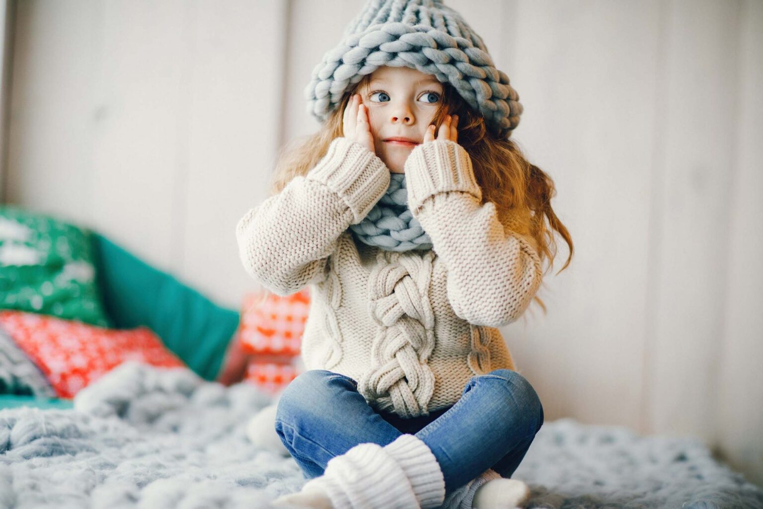 Criança vestindo roupas quentinhas durante o inverno.